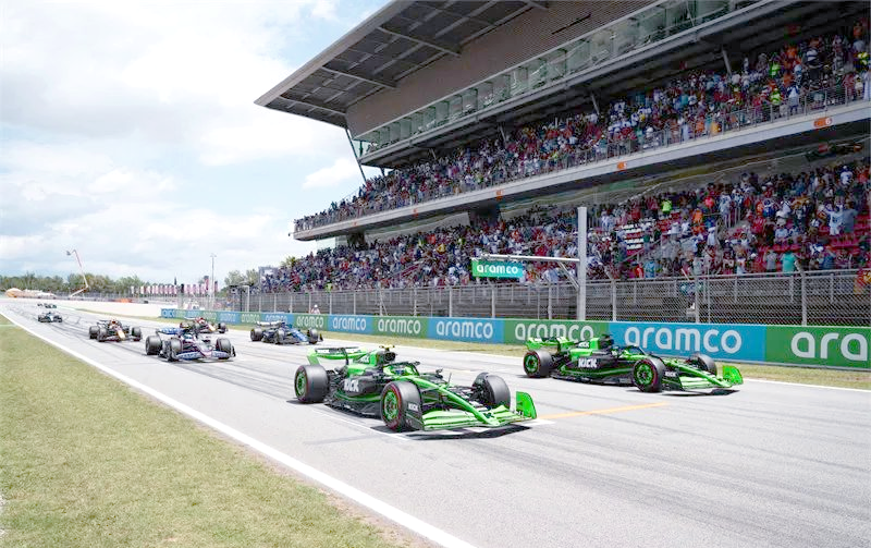 阿斯顿马丁鏖战索伯车队,塞恩斯扛起全队 阿斯顿马丁鏖战索伯车队,塞恩斯扛起全队